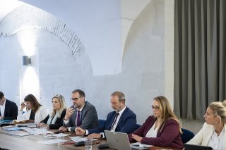 Le projet de budget de l'Etat 2024, qui affiche un déficit de 256 millions de francs, a été présenté jeudi par le Conseil d'Etat genevois in corpore.